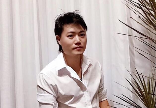 是真的很愛(ài)美發(fā)這行，才會(huì)投入大把時(shí)間和金錢(qián)