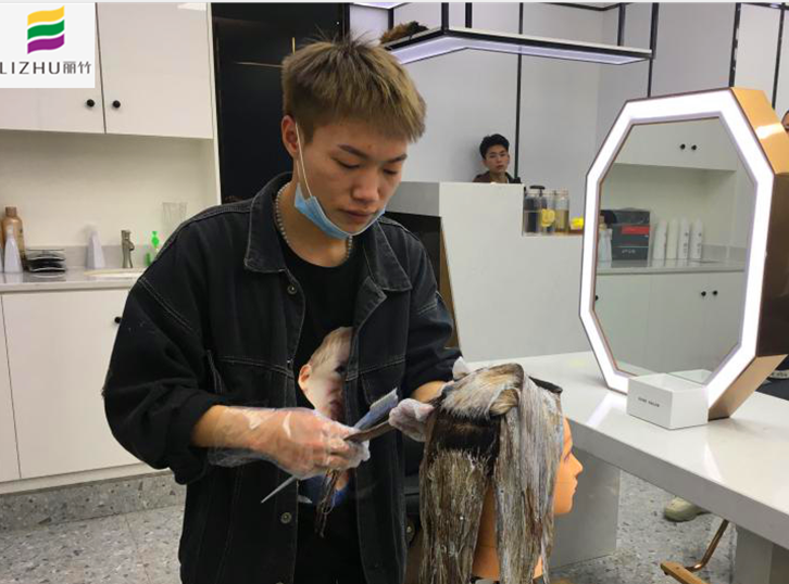 以前怕別人嘲笑自己，但現(xiàn)在不會(huì)了