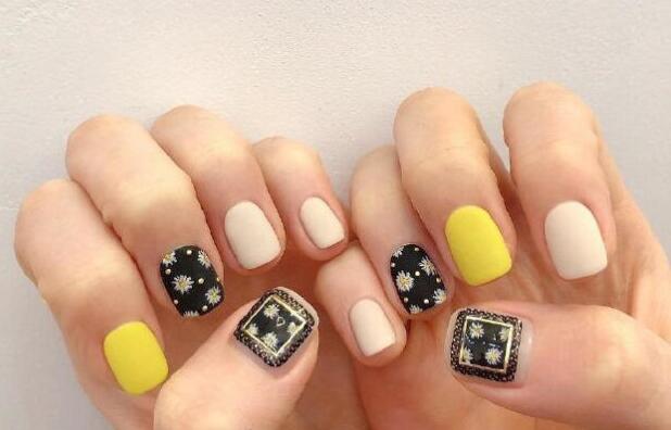 南寧美甲學(xué)校：五顏六色躍于“指”上的元?dú)饷兰?>
								
								<span id=