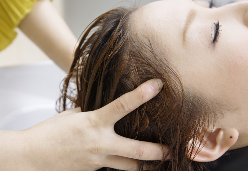 南寧美發(fā)學(xué)校：美發(fā)店中的洗頭按摩手法教程