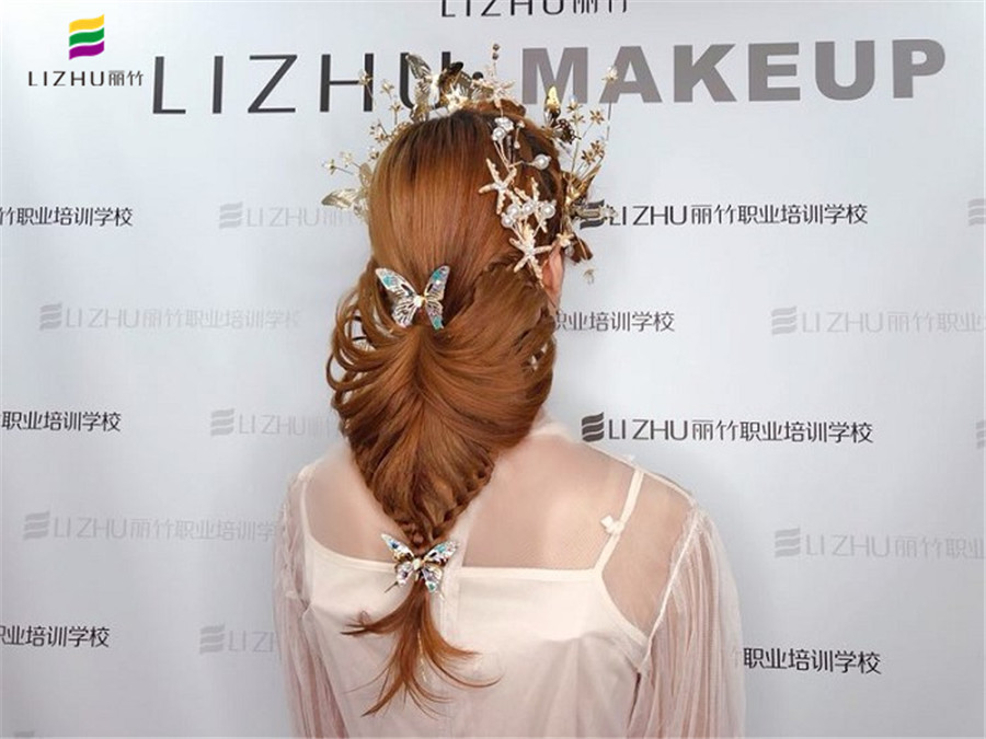 南寧化妝學(xué)校：編發(fā)怎樣才能做到“亦幻亦真”