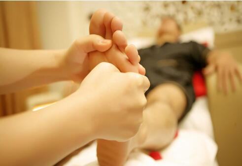 怎么進(jìn)行足底按摩？南寧美容學(xué)校送教程