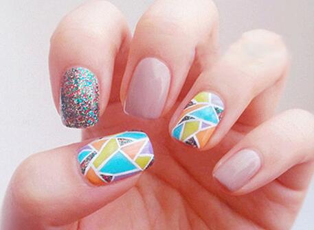 南寧美甲學(xué)校：幾何色塊拼接美甲教程
