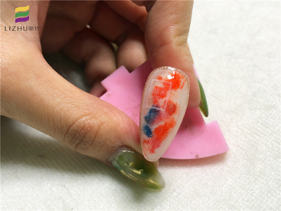 1589423473694064.jpg 20200403紙巾暈染美甲.jpg