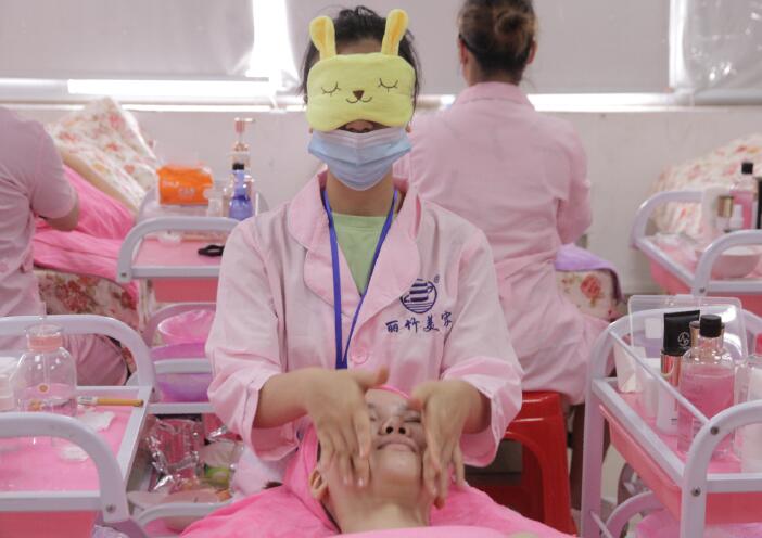 南寧美容學(xué)校：這是不是你想象中的美容師？