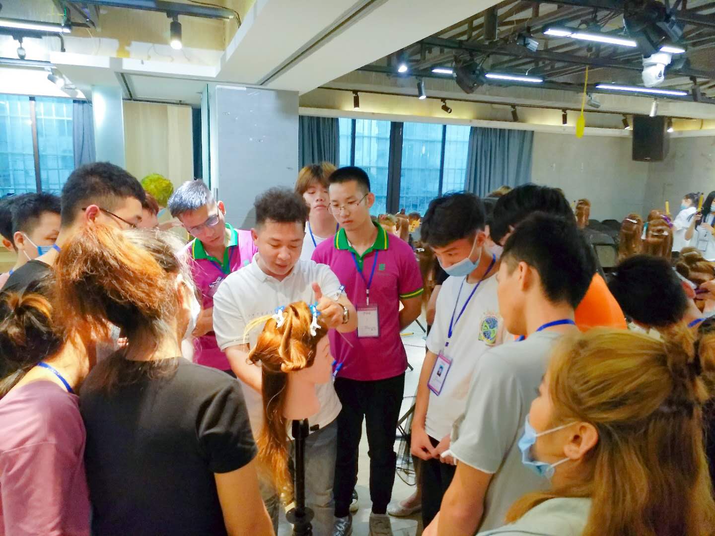 南寧美發(fā)學(xué)校：時尚電棒造型班開班，人氣爆棚