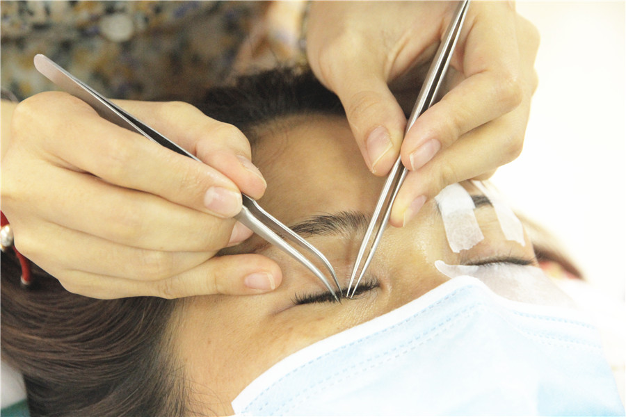 南寧美睫學(xué)校：睫毛彎彎，眼睛眨啊眨