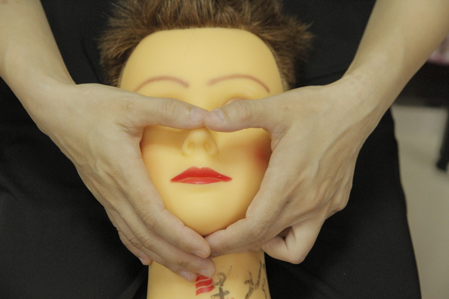 南寧美容課堂：：假人面部按摩手法練習