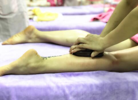 南寧美容課堂：刮腿美容手法的實操練習