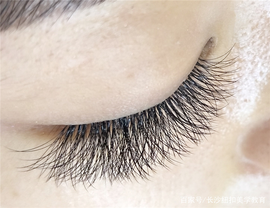 南寧紋繡學(xué)校：實用美睫技巧，讓你放大雙眼