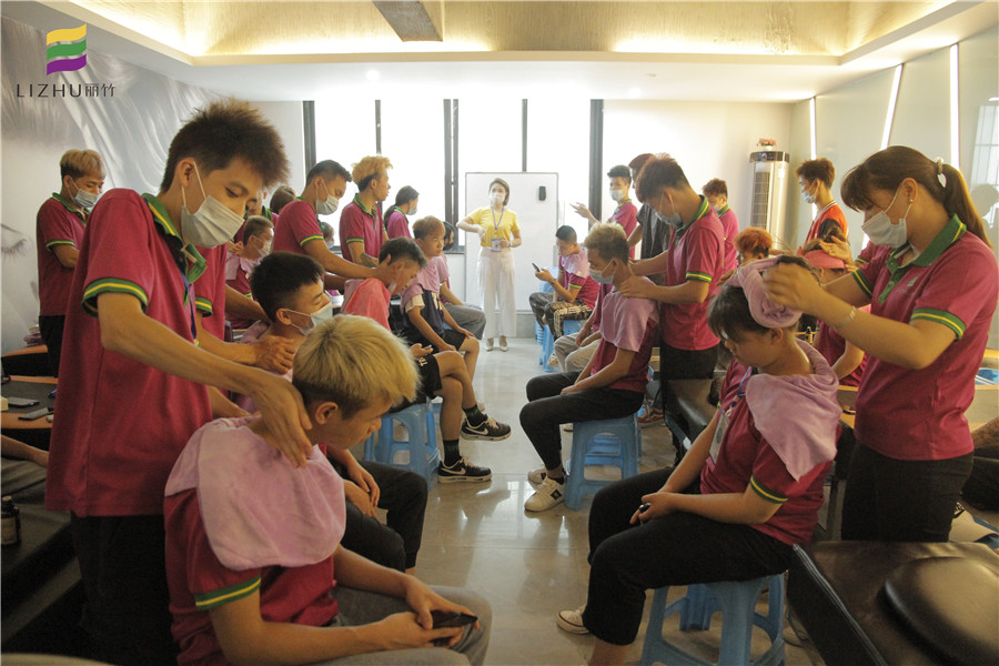 南寧美發(fā)課堂：一點(diǎn)也不馬虎的洗護(hù)按摩