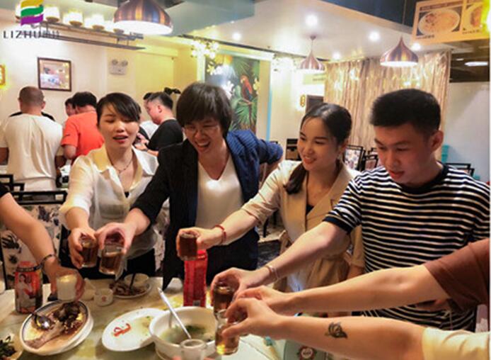 麗竹學(xué)校全體教職工，相親相愛一家人