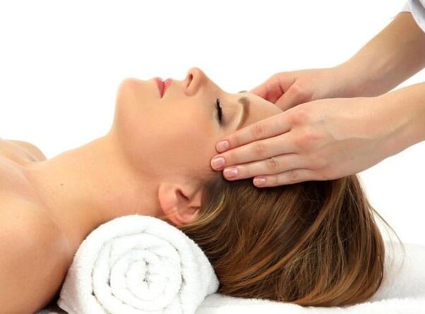 南寧美容學校：美容師臉部按摩技巧