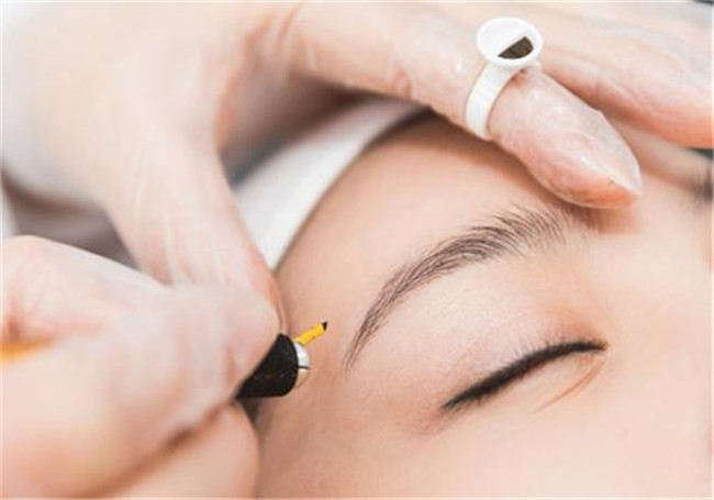 廣西紋繡學(xué)校：眉毛為什么會(huì)掉色