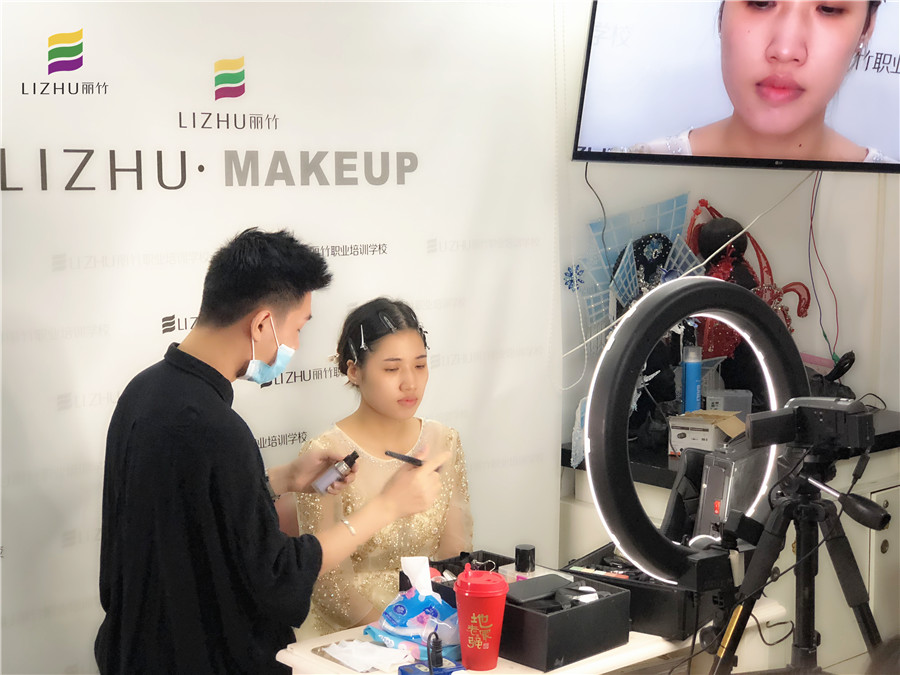 廣西彩妝學校：快看！畫真人了！