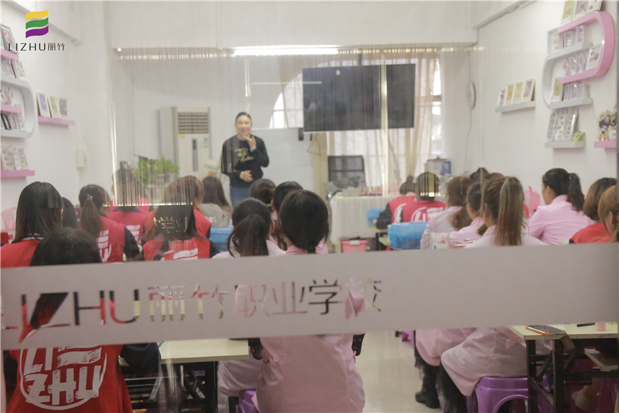 伯爵攜手麗竹進(jìn)行美容美甲就業(yè)宣講