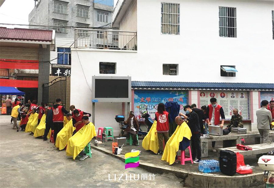 美發(fā)學(xué)校實(shí)踐：學(xué)習(xí)雷鋒，好榜樣