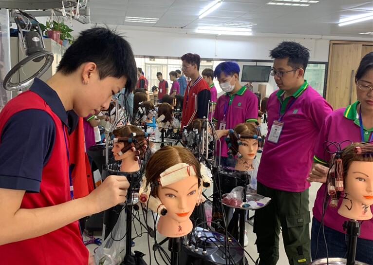 美發(fā)學校花絮：終于可以上手熱燙