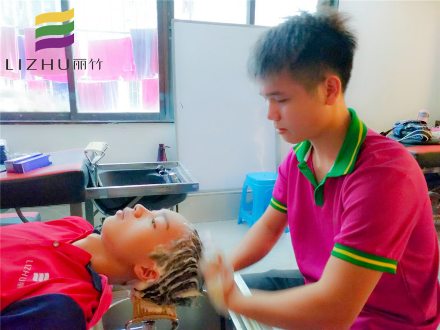 美發(fā)學(xué)員心得：老師，我們沒有忘