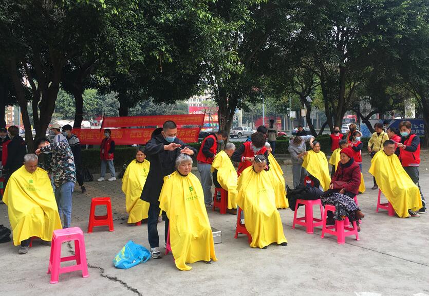 天寒地凍，麗竹義務理發(fā)暖人心