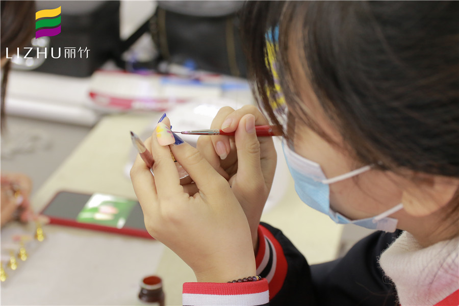 給你新年禮物，我們的專業(yè)美甲