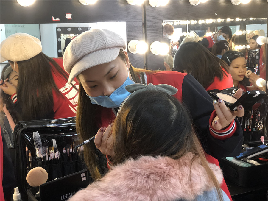 如何成為化妝師？南寧專業(yè)彩妝化妝學(xué)校告訴你
