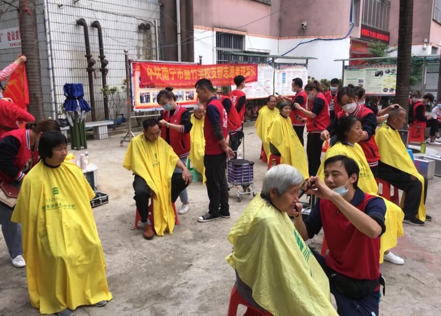 “雷鋒義剪”入社區(qū)，方知南寧美發(fā)學(xué)校哪家好