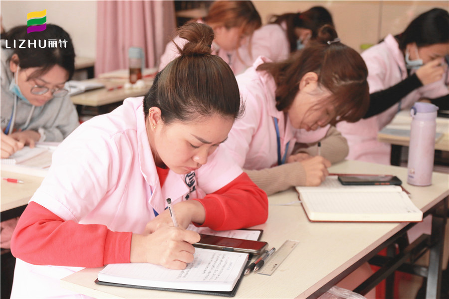 美容師學(xué)理論知識(shí)的重要性，讓南寧美容培訓(xùn)班告訴你