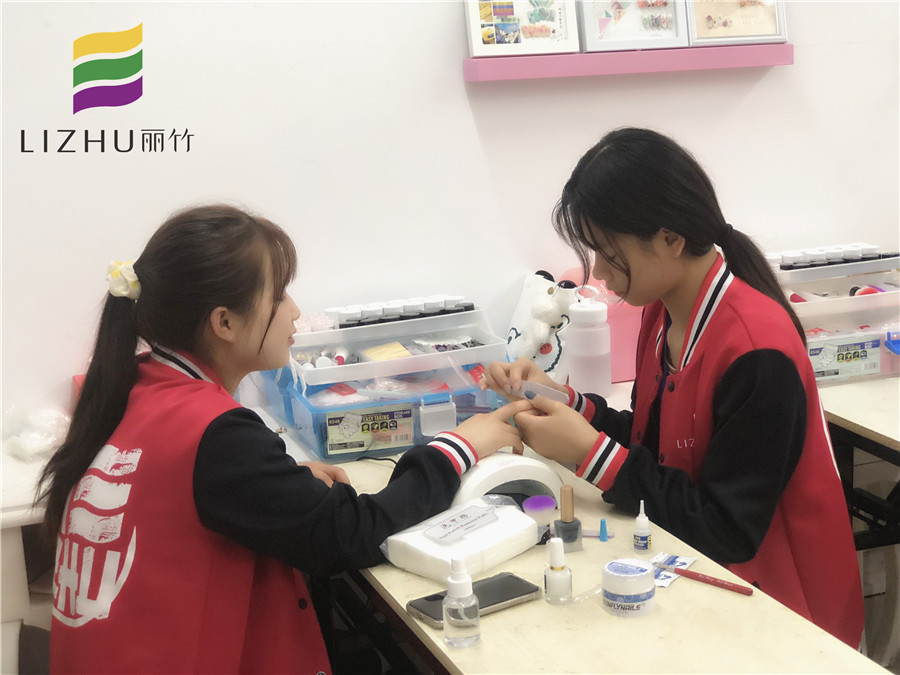 看了這份甲教程，會(huì)知道南寧美甲學(xué)校哪家好