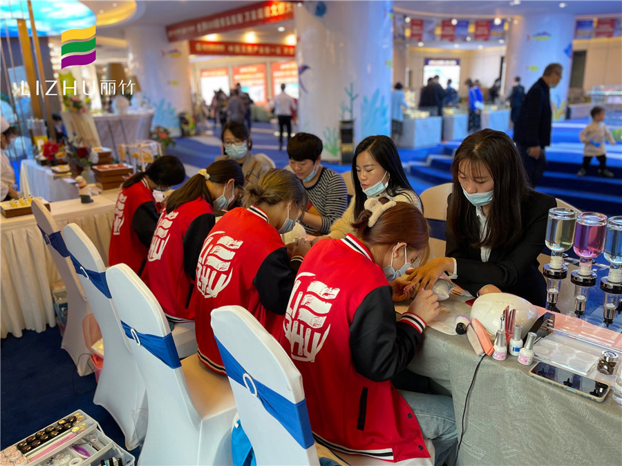 南寧化妝美甲學(xué)校組織學(xué)員進(jìn)行美甲化妝實踐活動