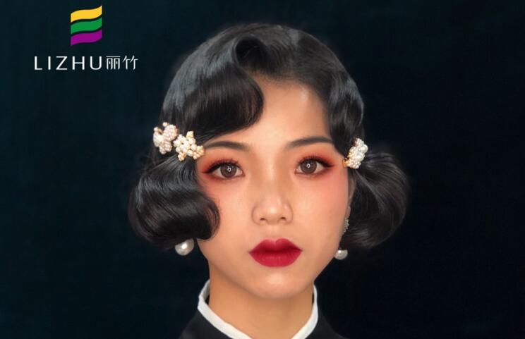 民國旗袍妝容，顯示南寧專業(yè)化妝學(xué)校實(shí)力