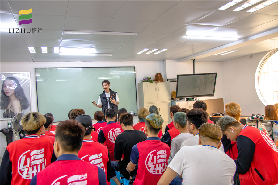 南寧學(xué)美發(fā)好就業(yè)嗎？來麗竹學(xué)?？纯淳椭懒?>
								
								<span id=