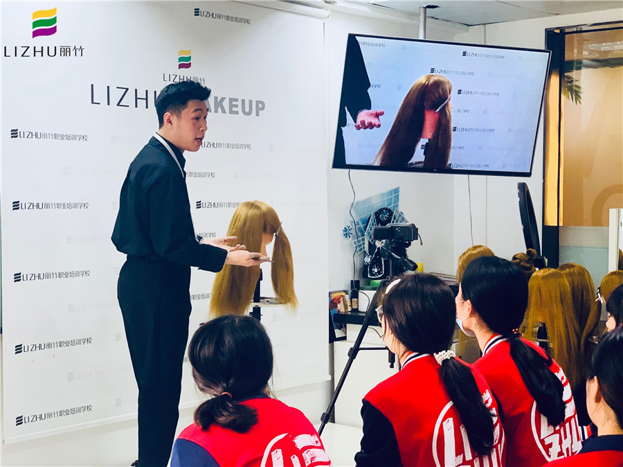 南寧化妝培訓(xùn)課程必學(xué)內(nèi)容：盤發(fā)編發(fā)