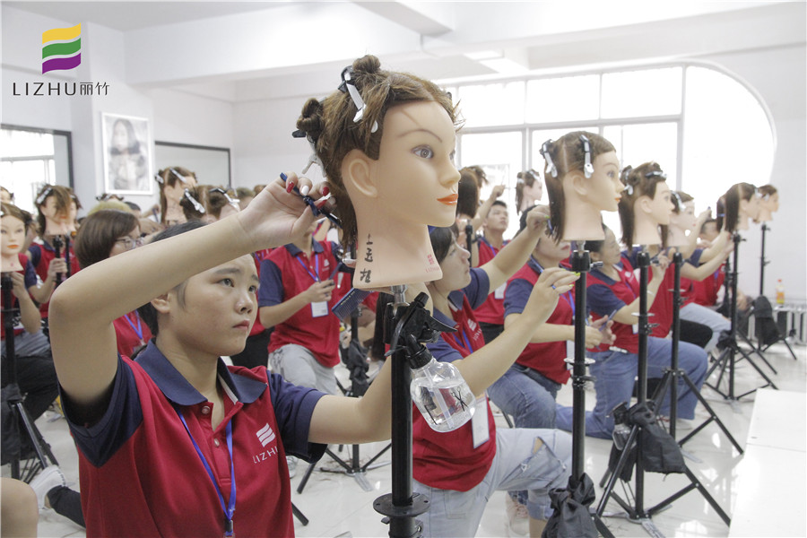 美發(fā)師必會剪發(fā)姿勢，南寧專業(yè)美發(fā)學(xué)校來教你