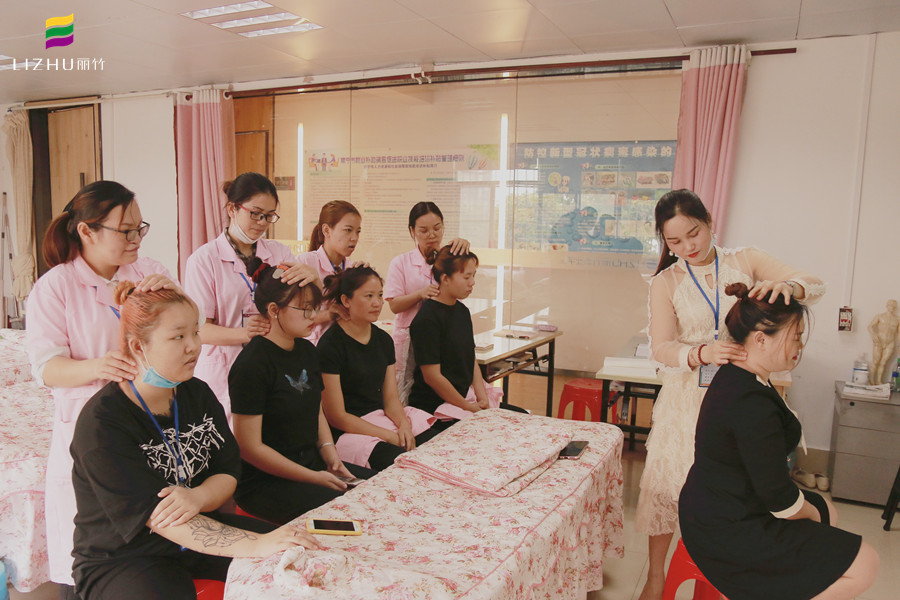 常見中醫(yī)推拿手法，廣西美容學(xué)校為你演示