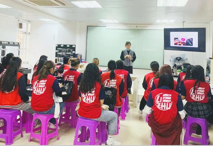 南寧彩妝學(xué)校哪家比較好？來(lái)看看我們的基礎(chǔ)課堂吧