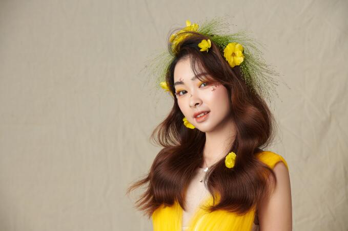 輕氧花漾披發(fā)造型，帶你去看南寧化妝學(xué)校哪家好