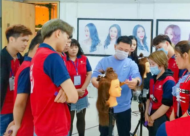 廣西美發(fā)學(xué)校時(shí)尚電棒造型班開課，學(xué)員爆滿