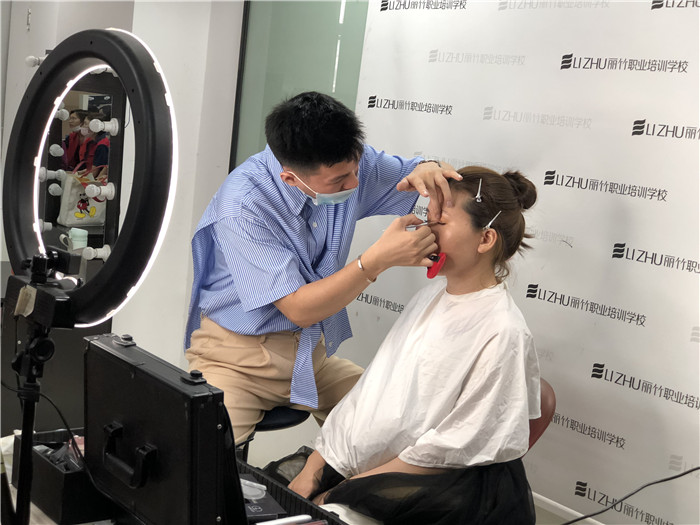 韓式名媛妝容怎么畫？南寧專業(yè)彩妝培訓(xùn)教你