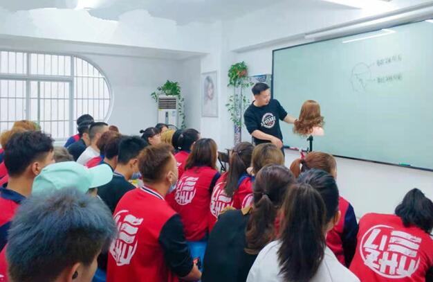 南寧美發(fā)師培訓(xùn)筆記：電棒常用技法