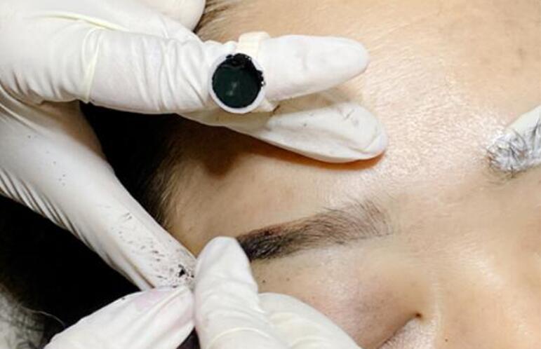 紋繡完成發(fā)現(xiàn)眉型細(xì)節(jié)不好怎么辦？廣西紋繡學(xué)校來幫你