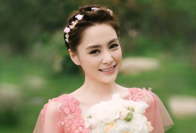 和廣西熱門(mén)彩妝學(xué)校學(xué)伴娘妝的畫(huà)法吧