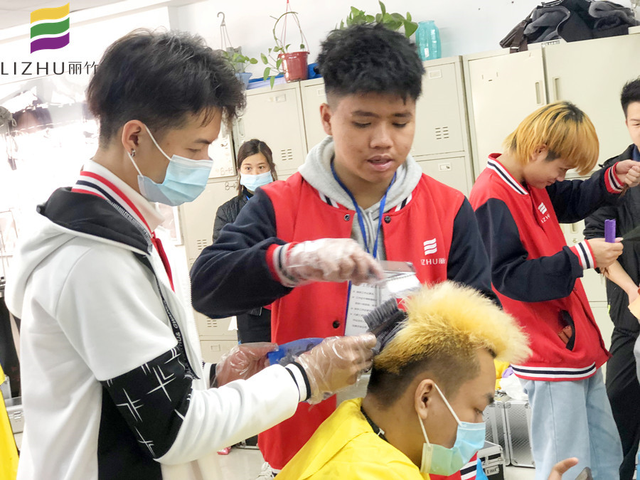 來(lái)南寧美發(fā)培訓(xùn)班，學(xué)專業(yè)染發(fā)技術(shù)