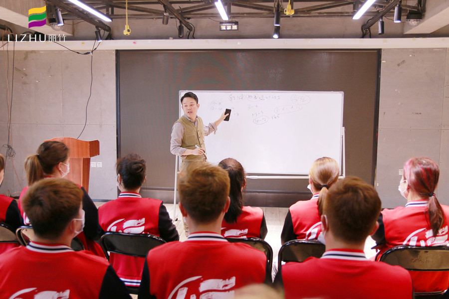 乾健·形象設(shè)計沙龍招人啦！廣西美發(fā)學(xué)校為你解決就業(yè)之憂