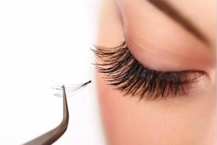 嫁接睫毛紅腫怎么辦？南寧美睫學(xué)校來幫你