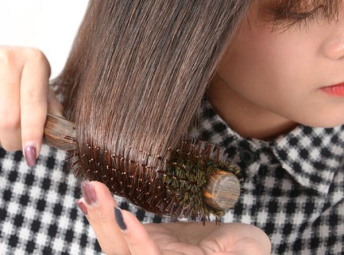 如何快速清理卷發(fā)梳上的頭發(fā)？廣西美發(fā)培訓班教你