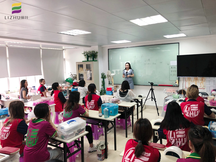 南寧學(xué)美甲好就業(yè)嗎？看看我們翌航美甲店就業(yè)專場吧