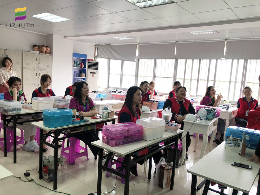 看了美甲就業(yè)宣講，你還會問南寧學(xué)美甲有前途嗎？