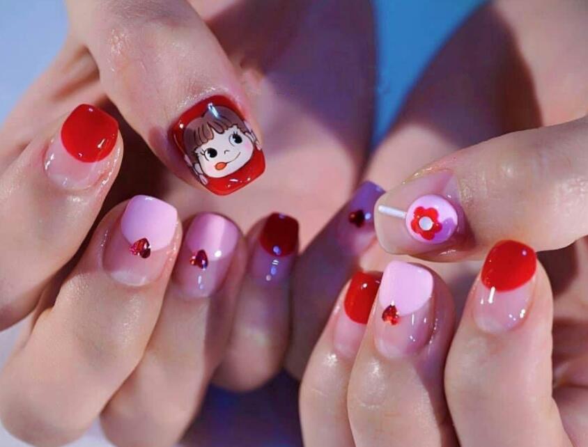 想要美甲鑲鉆貼的牢？跟著南寧專業(yè)美甲學(xué)校學(xué)就對了