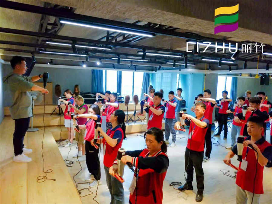 美發(fā)吹風造型教程，廣西師資強的美發(fā)學校找到了